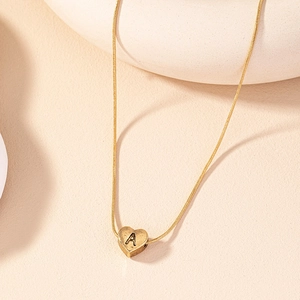 Collana a cuore in oro minimalista con ciondolo a lettera A opaca su catena a serpente