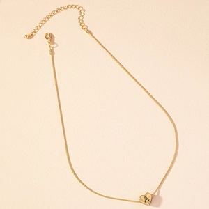 Collana a catena serpente dorata con ciondolo a cuore e lettera A incisa da donna
