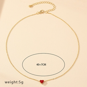 Détail du collier avec pendentif coeur rouge, fermoir homard et extension de 40+7cm