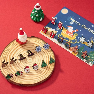 Weihnachts-Ohrstecker-Set mit Nikolaus Rentier und Schneeflocken auf Holz-Display