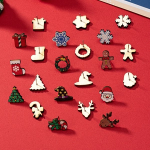 Weihnachtsohrringe Set mit Rentier-, Nikolaus- und Baum-Motiven auf festlichem Rot