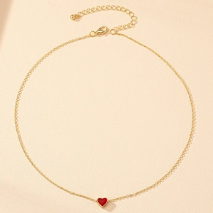 Collier à maillons dorés minimaliste avec pendentif cœur rouge et fermoir mousqueton