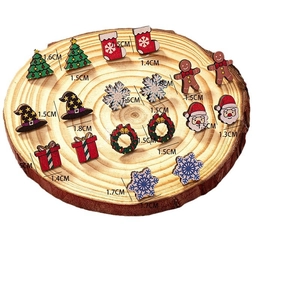 Weihnachts-Ohrstecker-Set mit festlichen Holzmotiven wie Bäumen und Schneeflocken