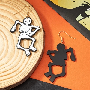 Dettaglio degli orecchini a scheletro con base nera e motivo a ossa bianche per Halloween