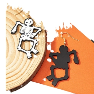 Orecchini a forma di scheletro con ganci dorati su sfondo arancione per Halloween