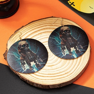 Orecchini gotici con teschio e fulmini blu su legno per outfit di Halloween