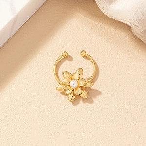 Ear cuff de flor dorada con perla para mujer, joya de moda para orejas sin perforación