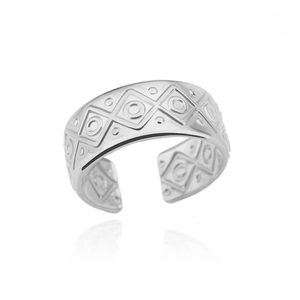 Gros plan détaillé d'une bague large en argent avec motifs géométriques et design ouvert