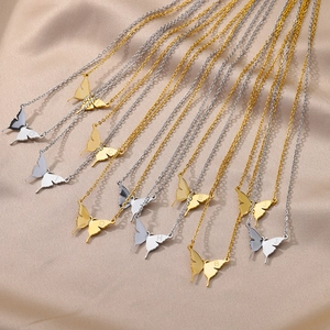Collar de mariposa con letra en acero inoxidable chapado en oro de 18k y plata minimalista