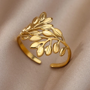 Vue macro détaillée d'une bague ouverte en acier inoxydable doré 18 carats en feuilles