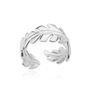 Détail de la bague feuille argentée ajustable avec motif de feuille naturel poli