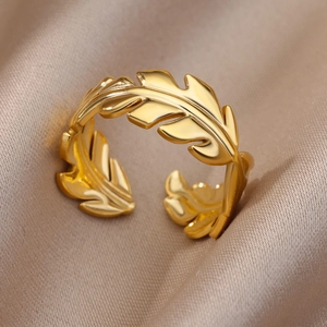 Vue macro détaillée d'une bague feuille en acier inoxydable plaqué or 18 carats ajustable