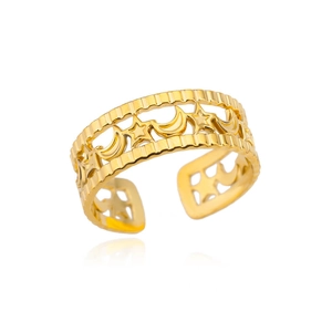 Détail d'une bague ouverte dorée avec motifs d'étoiles et de lune et finition polie