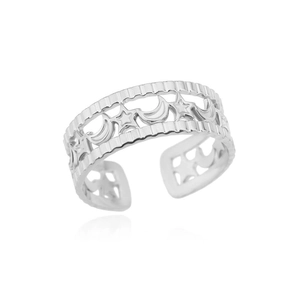 Détail de découpe étoile et lune sur bague réglable argentée avec bords rayés