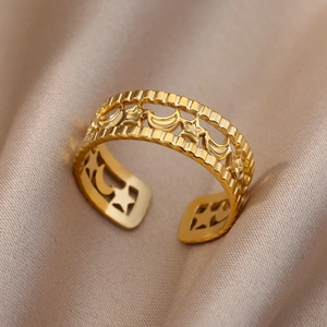 Détail de la bague en acier inoxydable plaqué or 18k avec motifs étoile et lune