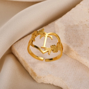 Verstellbarer Ring aus 18k vergoldetem Edelstahl mit blumengraviertem T-Buchstaben