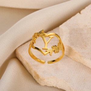 Detail eines verstellbaren Rings mit Herzform und Buchstabe Y in 18k Goldoptik