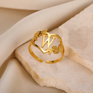Detailaufnahme des verstellbaren Goldrings mit Herzform, Buchstabe W und Blumen