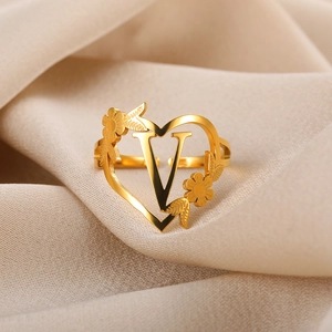 Detail eines 18k vergoldeten Edelstahlrings mit Herz, Buchstabe V und Blumenmuster