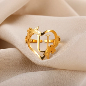 Detail eines verstellbaren Goldherzrings mit Buchstabe U und Blumenakzenten