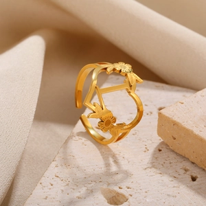 Verstellbarer 18k vergoldeter Edelstahlring mit floralem Design und dem Buchstaben I