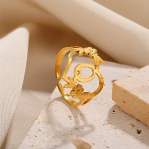 Detailansicht goldener verstellbarer Herzring mit Buchstabe Q und Blumenverzierung