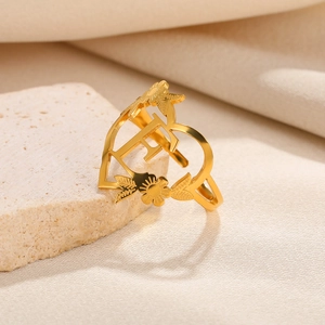 Detail eines 18k vergoldeten Herzrings mit aufwendigem Buchstaben F und Blumendesign