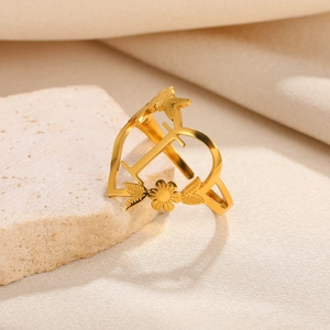 Detail eines 18k Gold Herzrings mit kunstvollem Buchstaben D und Gänseblümchen-Muster