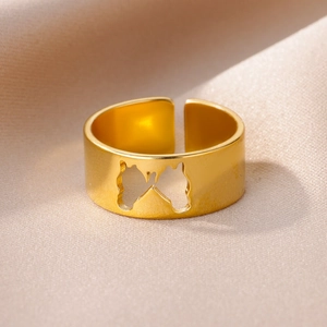 Λεπτομέρεια φαρδύ δαχτυλιδιού από ατσάλι με σχέδια ζώων σε σαμπανιζέ μετάξι