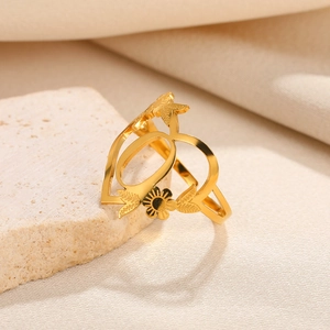 Makroaufnahme von 18 Karat vergoldetem Edelstahlring mit hohlem Blumen- und Blattdesign