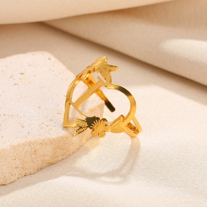 Detailansicht eines goldenen Herzrings mit Sonnenblumenmuster und verstellbarer Ringschiene