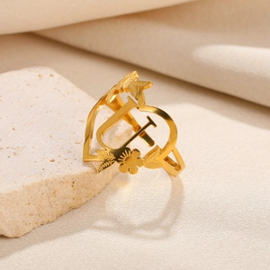 Detailansicht eines 18k vergoldeten Edelstahl-Herzrings mit gravierten Blumenmustern