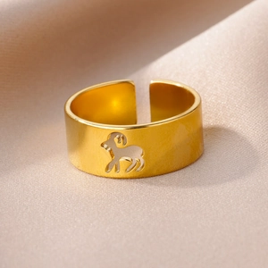 Λεπτομέρεια από επιχρυσωμένο δαχτυλίδι 18k με σχέδιο προβάτου σε μεταξωτό φόντο