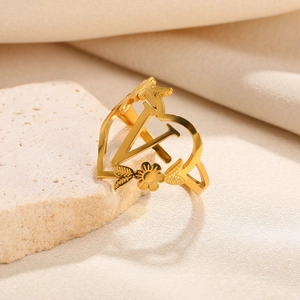 Detail eines 18k Gold-Herzrings mit Buchstabe L und Blumenmotiv auf Stein