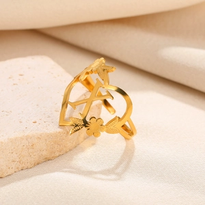 Detail eines 18k vergoldeten Edelstahl Herzrings mit Buchstabe A und Sonnenblumen