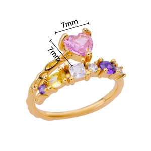 Nahaufnahme eines 18K Goldrings mit 7mm rosa Herzzirkon und bunten Seitensteinen