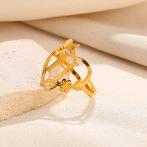 Makroaufnahme verstellbarer 18k Goldring mit hohlem Buchstaben H und Blumenverzierungen