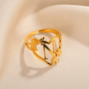 Detail eines verstellbaren Rings mit 18k Vergoldung, Herz, Buchstabe N und Sonnenblume