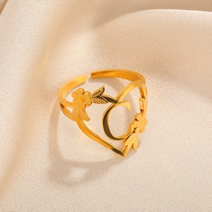 Makroansicht vergoldeter Edelstahlring mit Buchstabe C und floralen Details, verstellbar