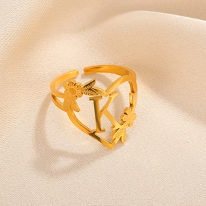 Nahaufnahme des verstellbaren 18k Gold-Herzrings mit Buchstabe K und Blumen