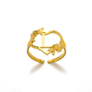 Detailansicht verstellbarer goldener Ring mit Herzrahmen, Buchstabe L und floralen Akzenten