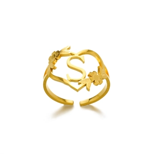 Detail eines 18k vergoldeten Edelstahl Herzrings mit Initial S und floraler Dekoration