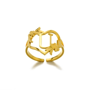 Detail eines 18k vergoldeten Edelstahl Herzrings mit Buchstabe U und floralen Akzenten