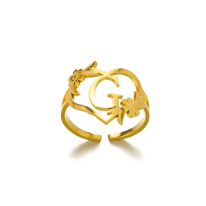 Detail eines 18k Gold Herzrings mit Buchstabe G und zarter Blumengravur