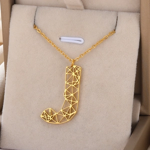 Detail van de vergulde J-letter hanger met modern geometrisch hol gaasontwerp