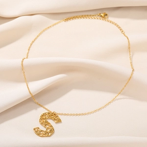 Moderne gouden ketting met holle letter S hanger en minimalistisch geometrisch ontwerp