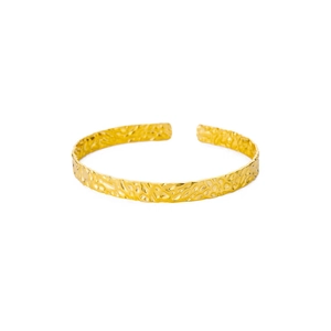 Minimalistische gehamerde open armband in goud met onregelmatig gerimpeld oppervlak
