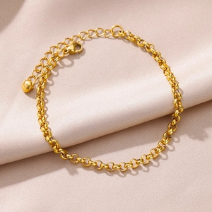 Detail of 18k gold plated stainless steel Rolo chain with lobster clasp and extender