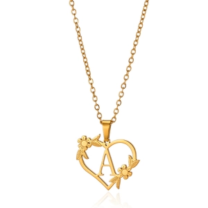 Collana con ciondolo a cuore dorato con lettera A e dettagli floreali traforati