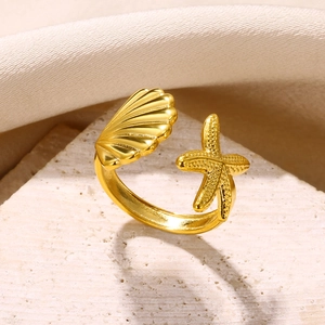 Detailansicht eines Goldrings mit strukturiertem Seestern und Muschel-Design am Ende